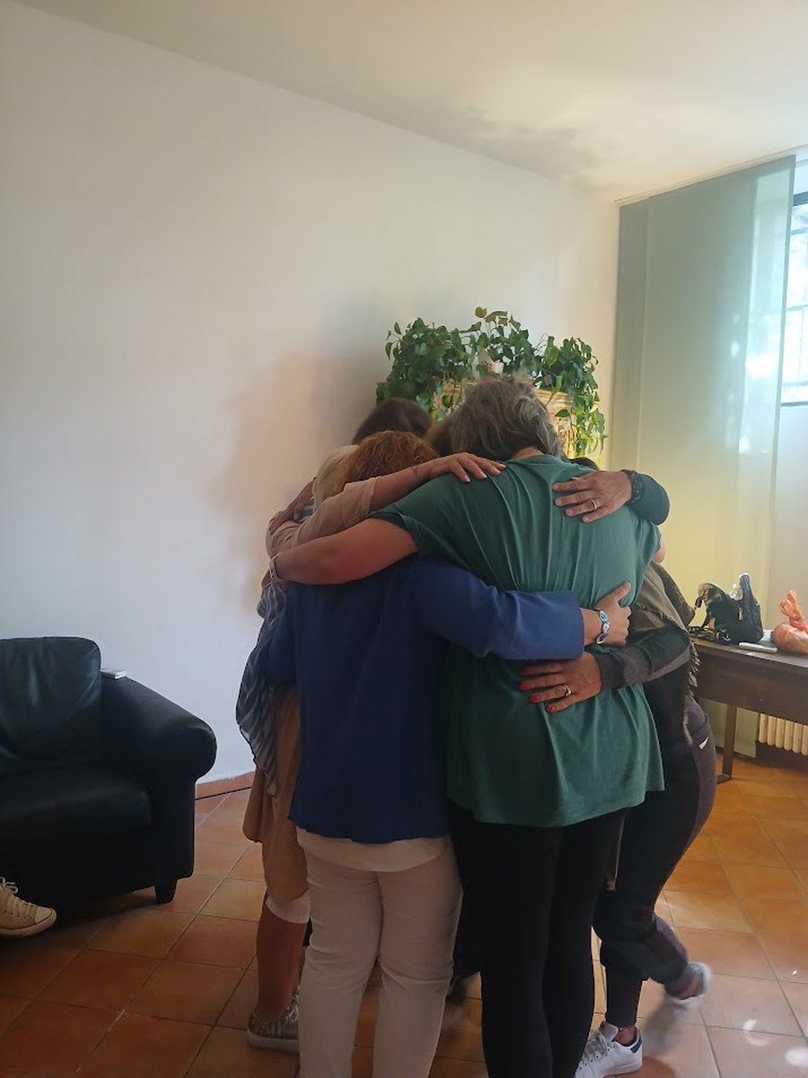 Partecipanti abbracciate al termine di una giornata di lavoro