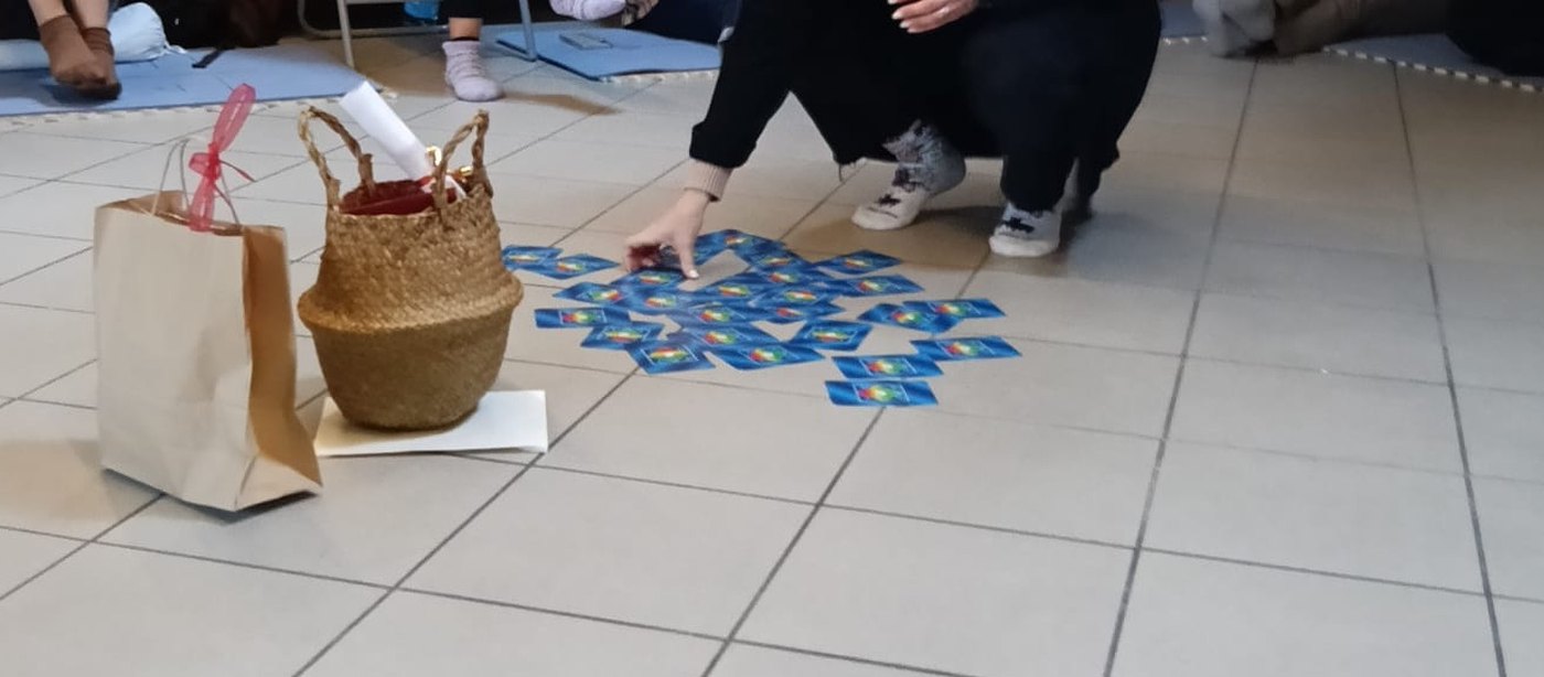 Carte disposte a terra durante un'esercitazione in aula
